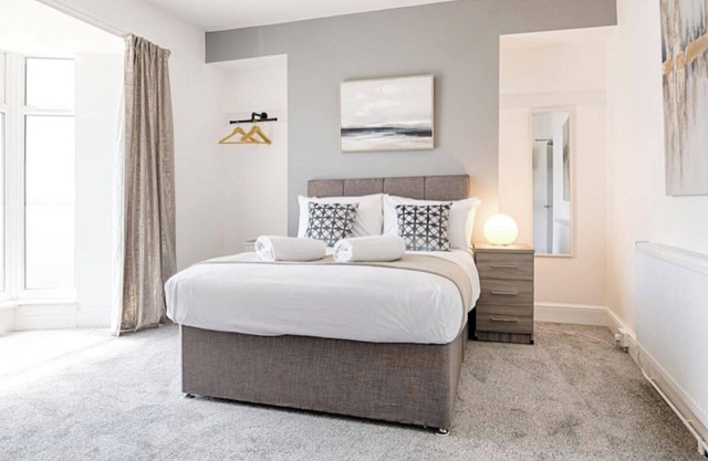 4BR-11Guests-Patio-FamilyFriendly-CityCentre-Beach