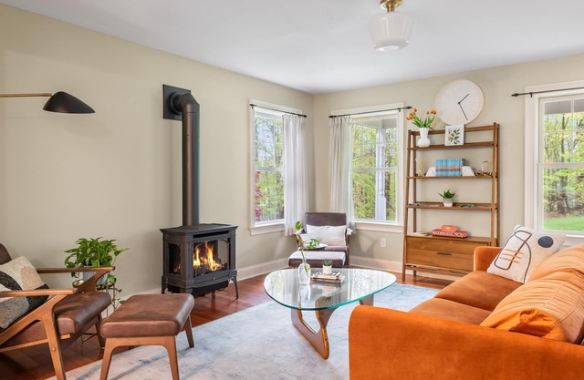 4 Bed House with Hot Tub Near Hiking + Wineries