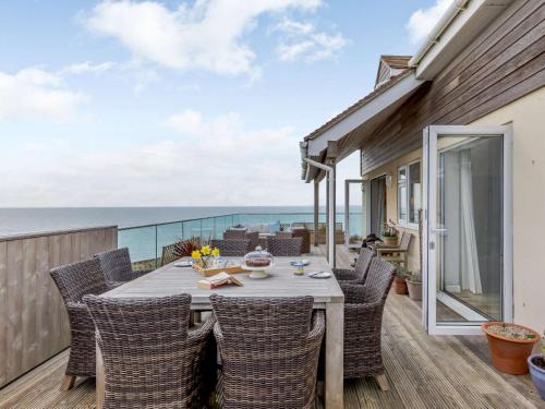 4 Bed in West Bay 86538