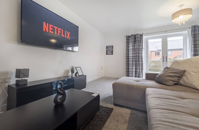 * 4 BED LUXURY HOUSE * GARDEN + PARKING + WiFi