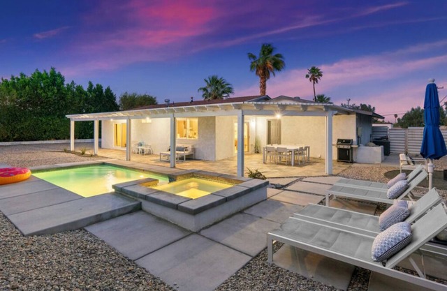 4 bed oasis w/ POOL & HOT TUB!