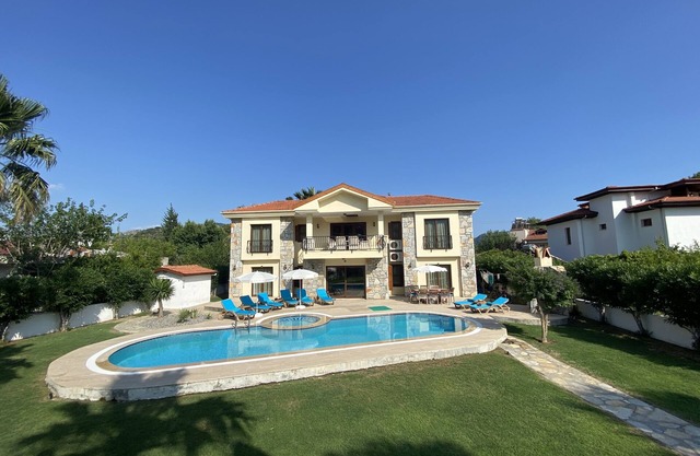 Private Premier Villa mit 4 Schlafzimmern in privaten ummauerten Gärten und großem Pool / Jac