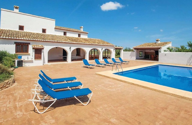 4 Schlafzimmer Villa in der Nähe von Weinberg mit überdachtem Grill, Pool und Sitzgelegenheiten im Freien