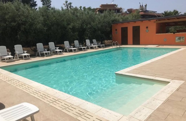 4 Schlafzimmer, 2 Bäder, in der Nähe des SEA, Terrasse, WLAN, Klimaanlage, Pool
