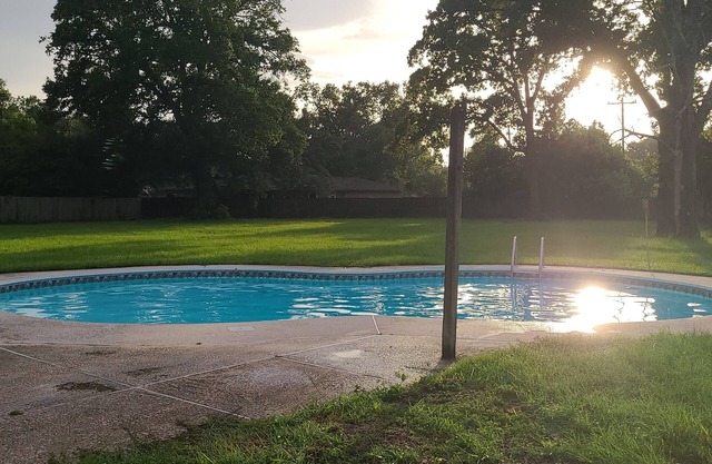 4 bedroom, 1 acre, pool, 4 min to hospital & medical
