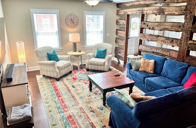 4 Bedroom, 2.5 Bath, Historic Home, 2 mins. to Raystown Lake!