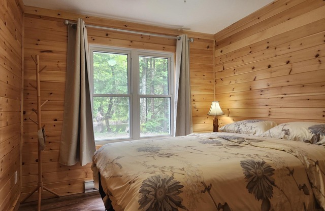 4+1 Bedroom, 2 Bath Lakefront new renovated cottage in Muskoka