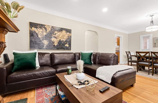 4 Bedroom 2 Bath Middle of it all Sleeps 8 plus