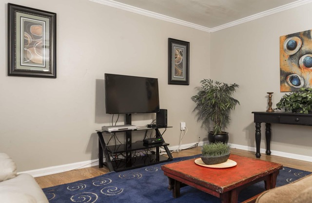 4 Bedroom 2 Bathroom Comfortable Furnished Home 4636 N fuller Pl