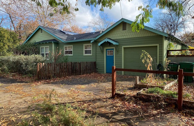 4 Bedroom 2 Bathroom private house close to Chico State and Enloe Hospital