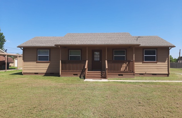 4 Bedroom-2 Full Baths Close to lake - 20 min to airport