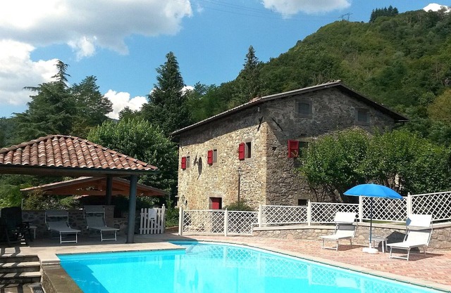4 Schlafzimmer, 2 Badezimmer umgebaut 16. C Mühle Haus mit privatem Pool.