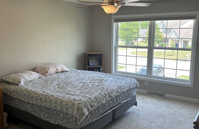 4 Bedroom /3.5 Bathroom House - 18 minutes from Lambeau. No pets.