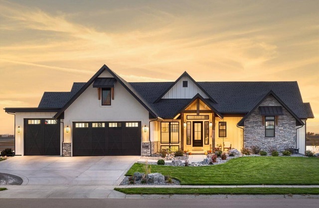 4-Bedroom / 3-Bath Estate w Mountain Views, Covered Deck, Fitness Room, WiFi, AC