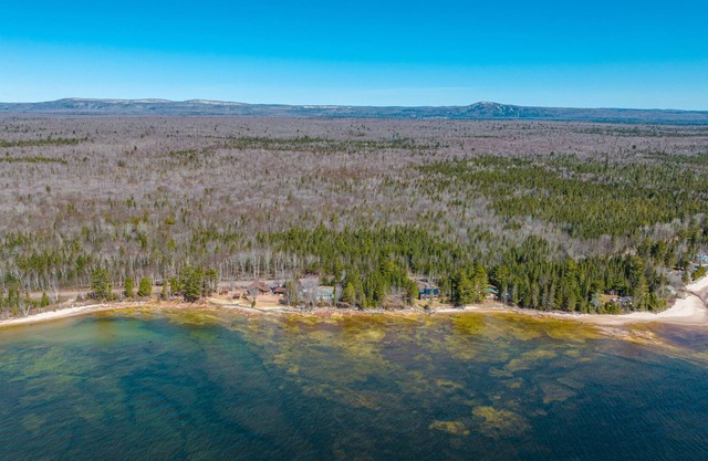 4-bedroom 3 bath Lake Superior Home 50ft from waters edge
