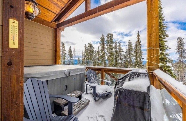 4 Bedroom, 3 Bath, Ski In/Out Chalet with Private Hot Tub