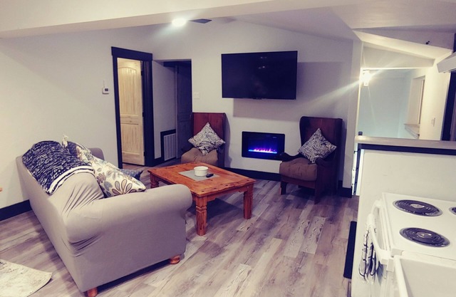 4 Bedroom/3 Bath Upper Level Remodeled Shop, in town, fully loaded for up to 12!