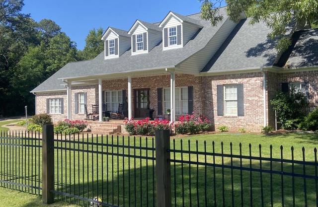 4 Schlafzimmer, 3 Badezimmer mit WC, Eingebautes schwimmbecken College Hill