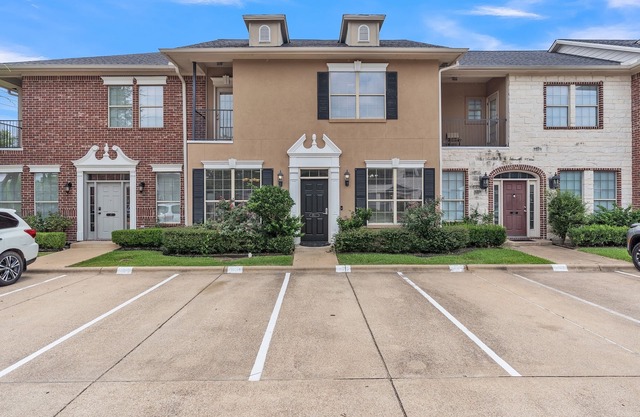 4-Bedroom, 4-Bath Condo in Charming College Station- 2.7 Miles From Campus
