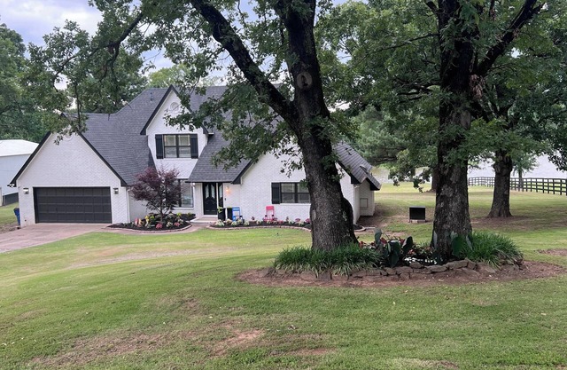 4-bedroom/4 bathroom luxury home, Eastside Fort Smith/Crashpad/Military housing