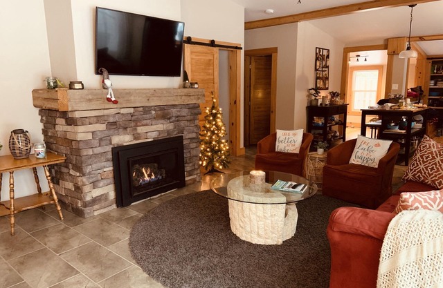 4 bedroom, 4 season lakefront near Grand Bend (Lake Huron) with firepit & kayaks