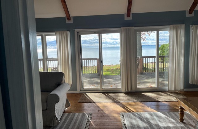 4 Bedroom, 7 bed Cottage - Sand and Crystal Clear Water, Lake Simcoe, Orillia