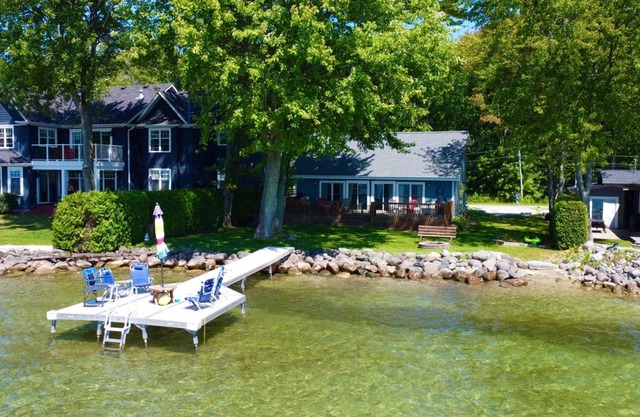 4 Bedroom, 7 bed Cottage - Sand and Crystal Clear Water, Lake Simcoe, Orillia