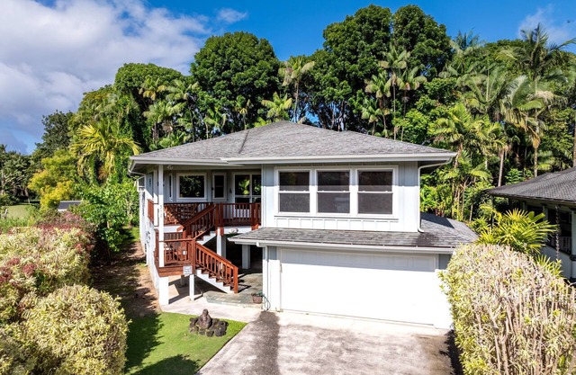 4 Bedroom A/C home in Hanalei. Walk to shops & the beach!