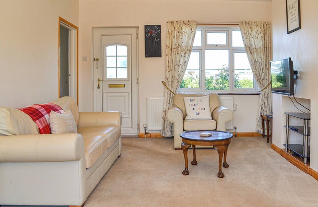 A five-minute stroll from a glorious beach and also a pub, perfect for seaside family fun.