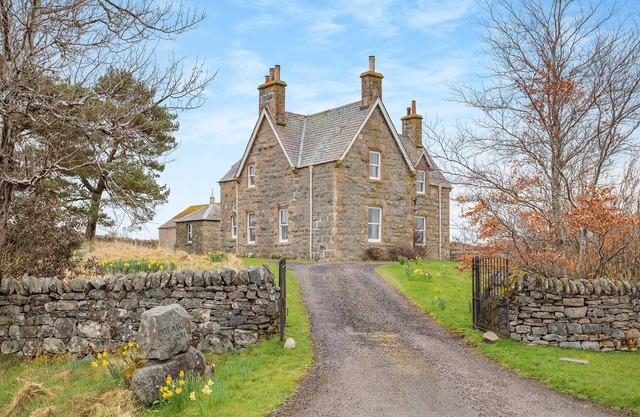 Colaboll Farmhouse is located in a quiet area outside of Lairg with spectacular views.