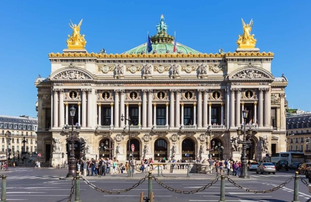 4 bedroom apartment near Palais Royal