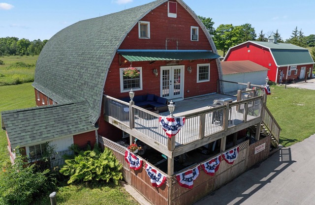 4-bedroom barn in terrific Sister Bay with WiFi, AC. Enjoy your stay