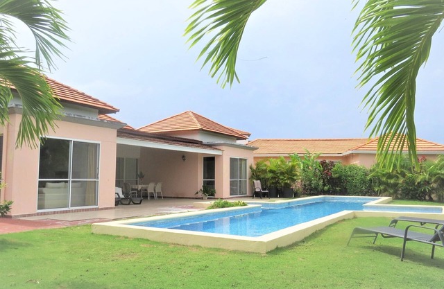 Golf & Beach Villa mit privatem Pool