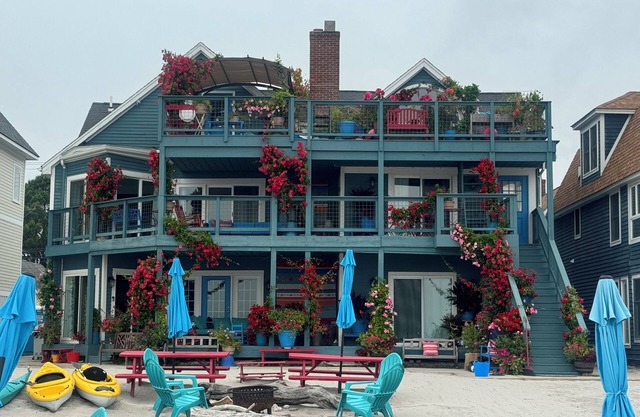 4-bedroom beach house on Silver Sands Beach, in peaceful Milford with WiFi, AC