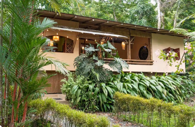 4 bedroom Bohemian home. Five minuets walk to the beach.