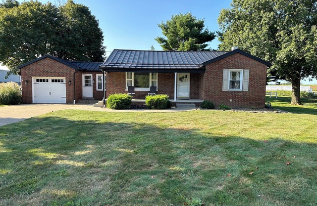 4-bedroom bungalow in charming Sugarcreek with WiFi and AC