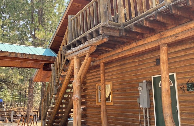 4-bedroom cabin in charming Pine Idaho with WiFi, AC, mountains, rive, lake
