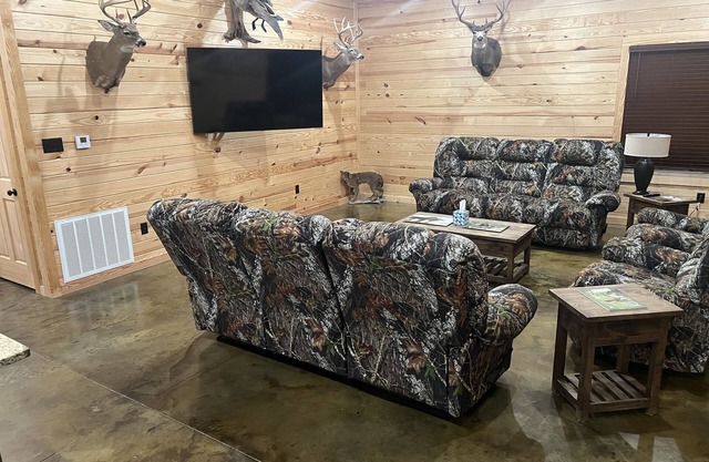 4 bedroom cabin in gated hunting property-5 minutes from Saracen Casino