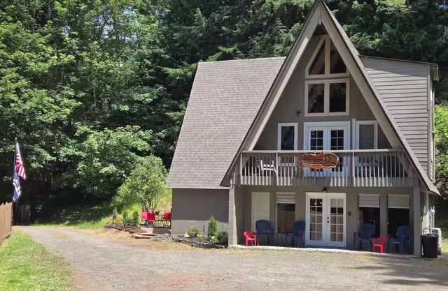 4-bedroom cabin in peaceful Lakeside Oregon