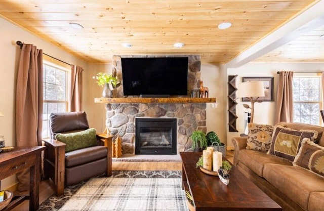 4-bedroom cabin just 10 minutes from Adirondack Park