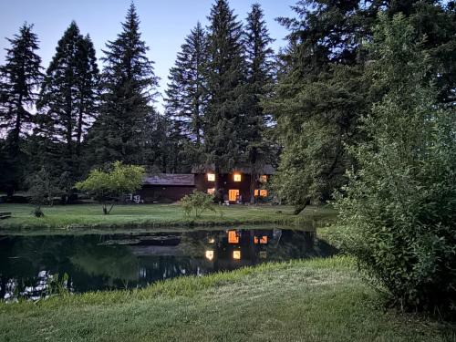 4-Bedroom Chateau in Southern Washington- Luxurious Retreat with Pond & Creek