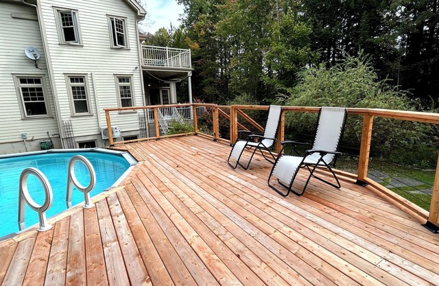 4 bedroom cottage with hot tub, heated pool, lake access, fire pit and game room