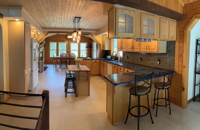 4 Bedroom Country Bliss with Rooftop Lounge Loft