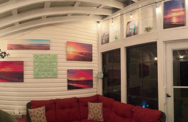 4 bedroom cozy beach house. Large private yard, short walk to the beach!