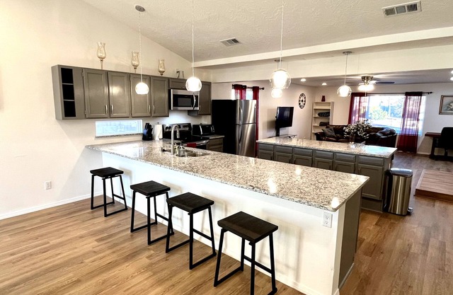 4 Bedroom - Gorgeous Newly Renovated Home