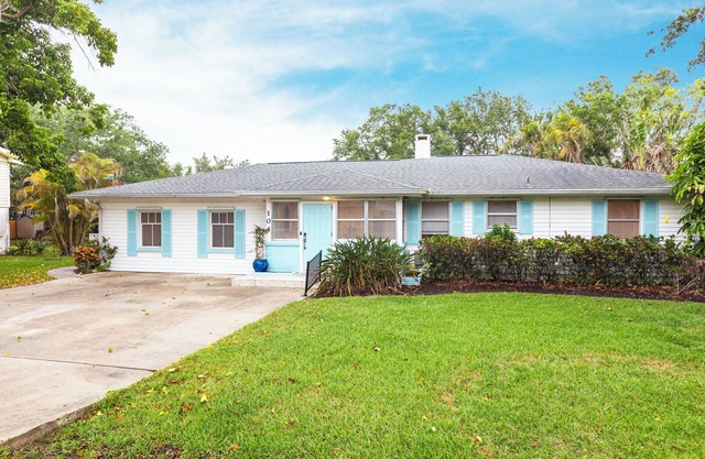 4-bedroom heated pool house 5 minutes to the beach
