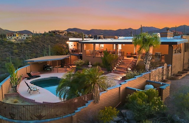 4 Bedroom Hilltop Retreat with Pool, Spa & City Views – Near Saguaro National Park & Downtown