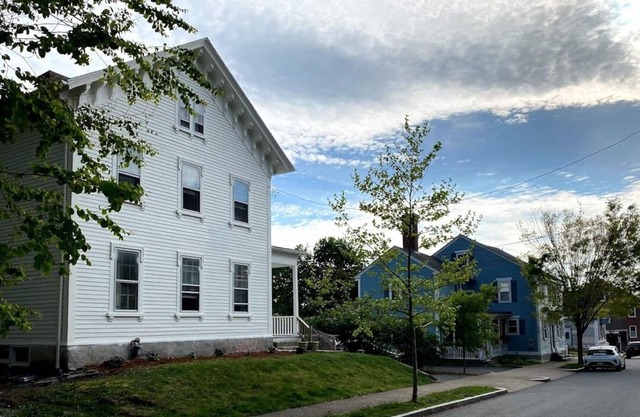 4 Bedroom Historic Getaway Steps from Waterfront!