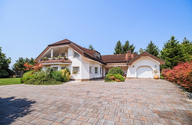 4 Bedroom Holiday Home with BBQ Terrace and garden