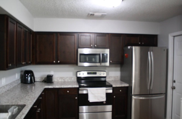4 Bedroom Home 30 min from Daytona with King Size Bed and onsite Laundry room!
